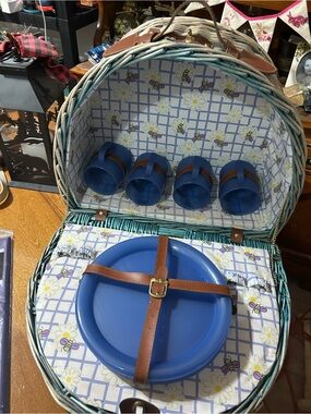 Willow Blue Picnic Basket Set with Brown Straps